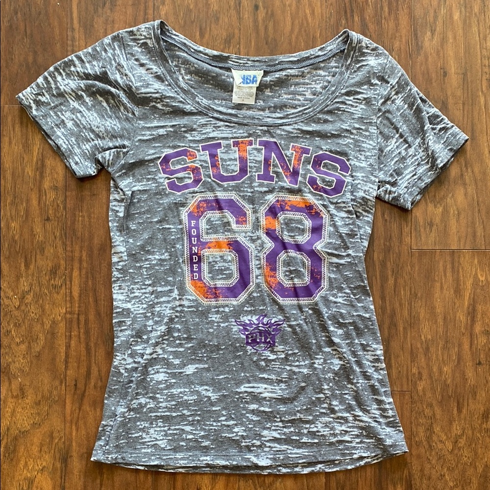 NBA Women's Gray Suns Graphic Tee-Medium